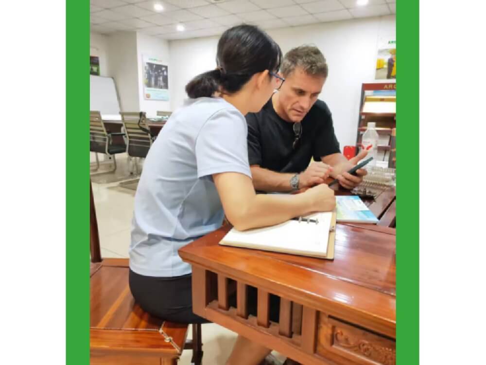 這個(gè)英國客戶外貿(mào)同事跟進(jìn)了半年多時(shí)間，邀請(qǐng)來工廠現(xiàn)場(chǎng)考察，帶著英鎊來工廠現(xiàn)場(chǎng)訂購兩套定制型航空卡板高端真空預(yù)冷機(jī)，辛勤的付出總算開花結(jié)果